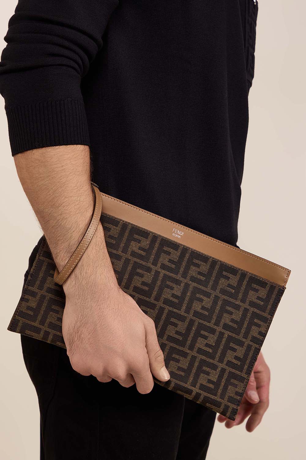 תיק פאוץ' בגודל מדיום